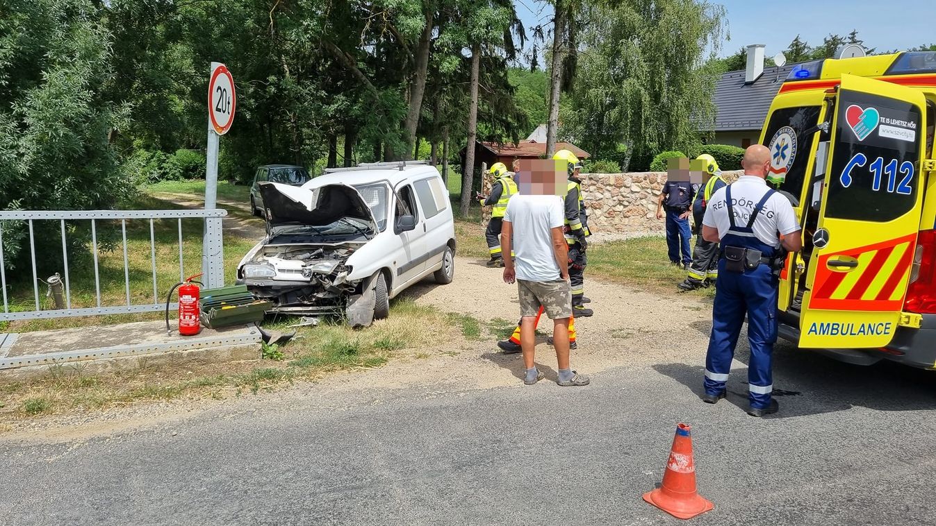 KISALFOLD A Kis Rába híd korlátjának ütközött egy autó Beleden fotók