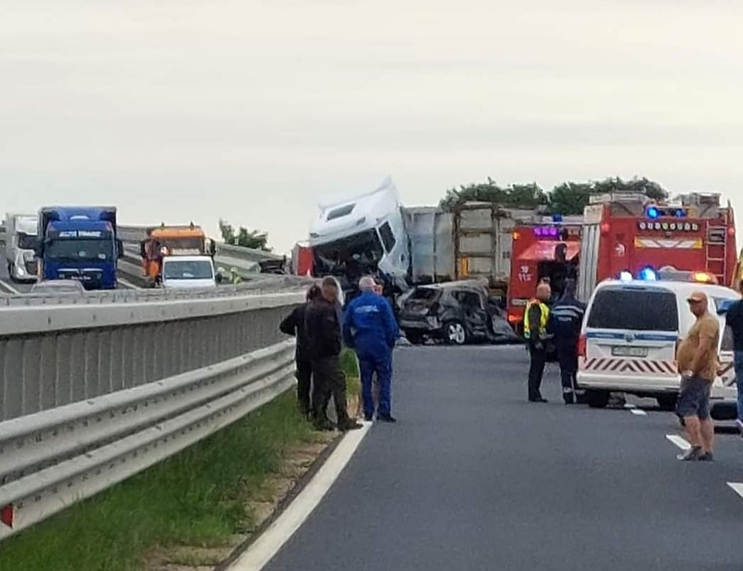 KISALFOLD Kigyulladt az egyik autó Halálos baleset miatt leterelik