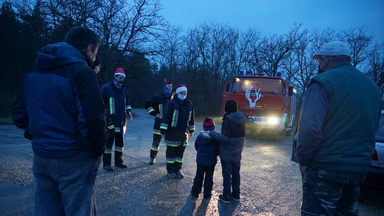 Tűzoltóautón érkezik a Mikulás, több Győr környéki településre is ellátogat – videó, fotók