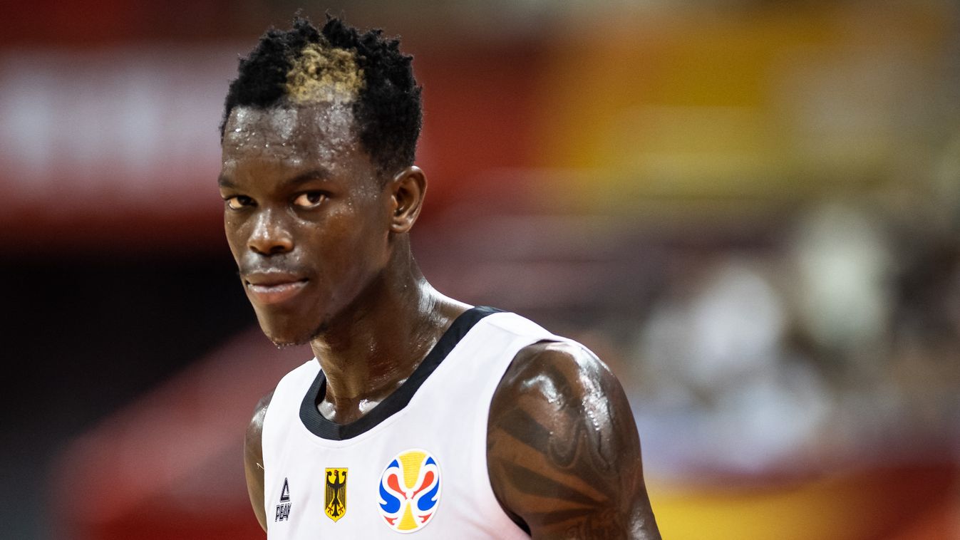 Az ősi riválishoz igazol Dennis Schröder