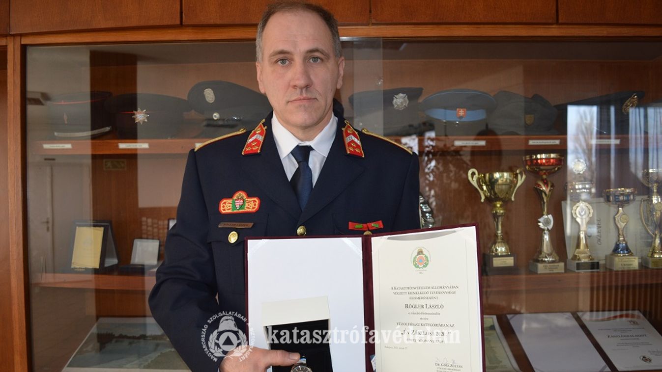 Különleges szereket kezel az év tűzoltója