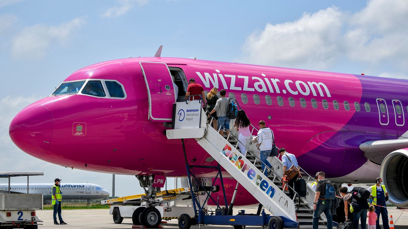 A Wizz Air 800 új légiutaskísérőt vesz fel az év végéig – Győrben is toborozzák majd a jelentkezőket