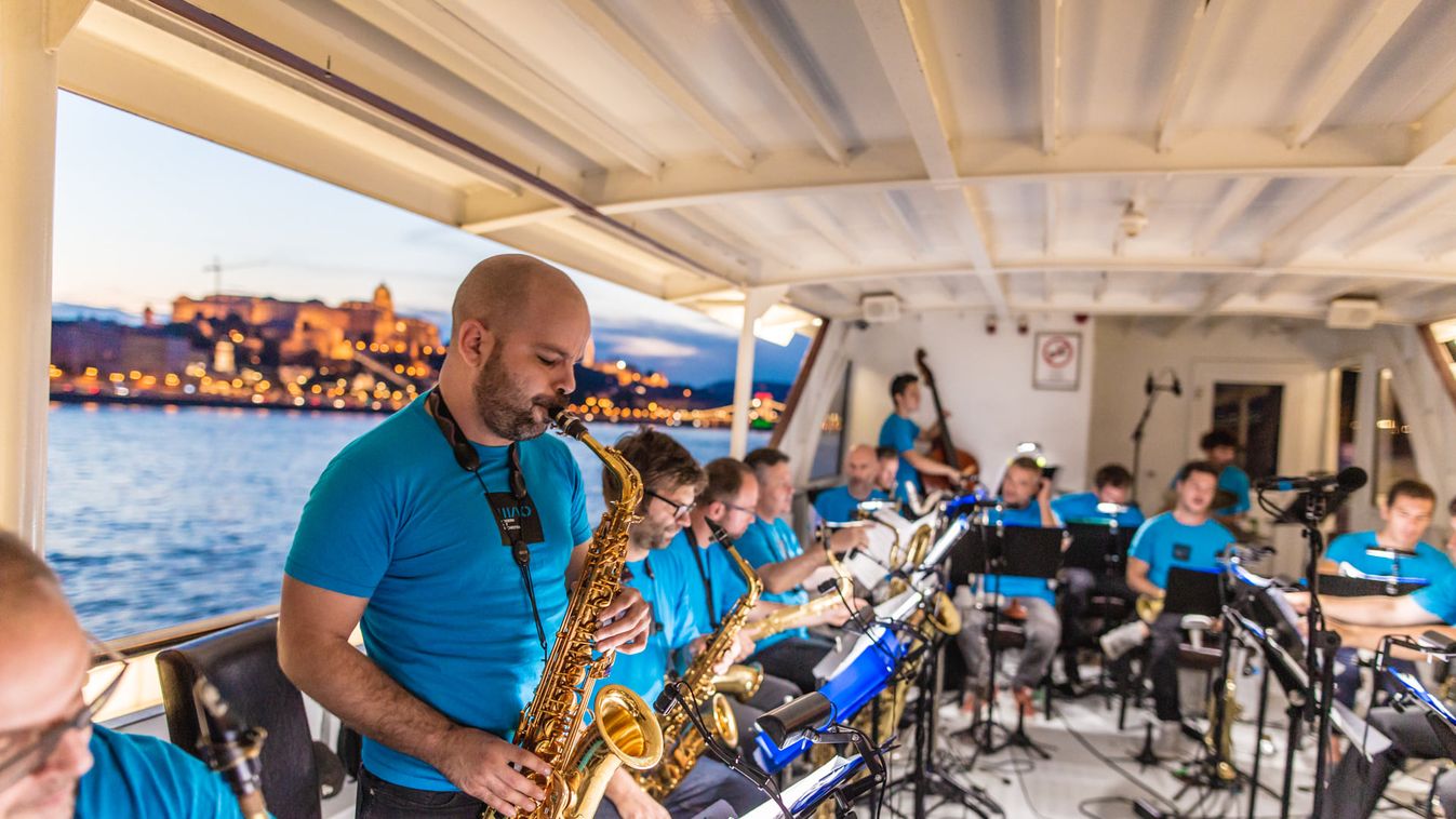 A Duna vizéről csendülnek fel az ünnepi koncert hangjai