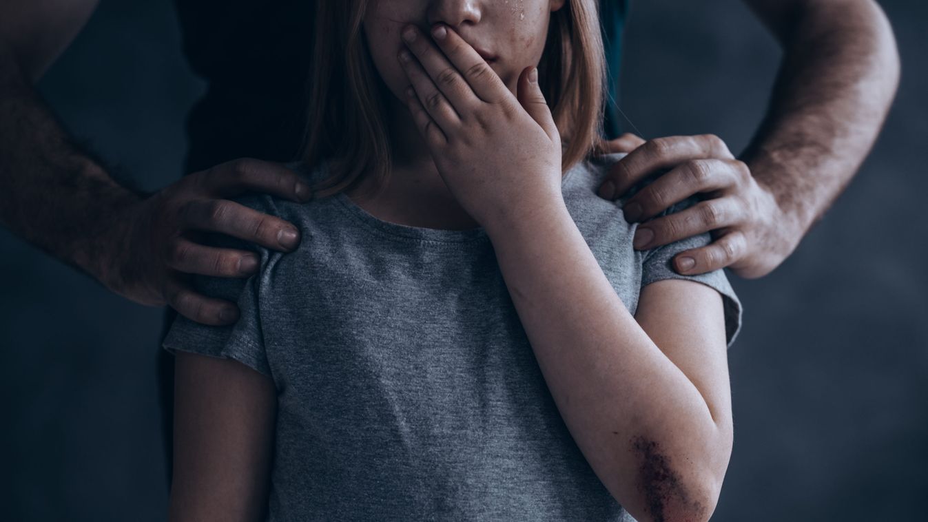 11 éves, értelmi fogyatékos kislányt molesztált két férfi egy Győrhöz közeli községben