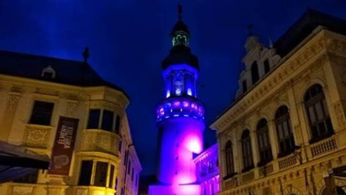 Lila megvilágítást kapott a soproni Tűztorony a koraszülöttek világnapján