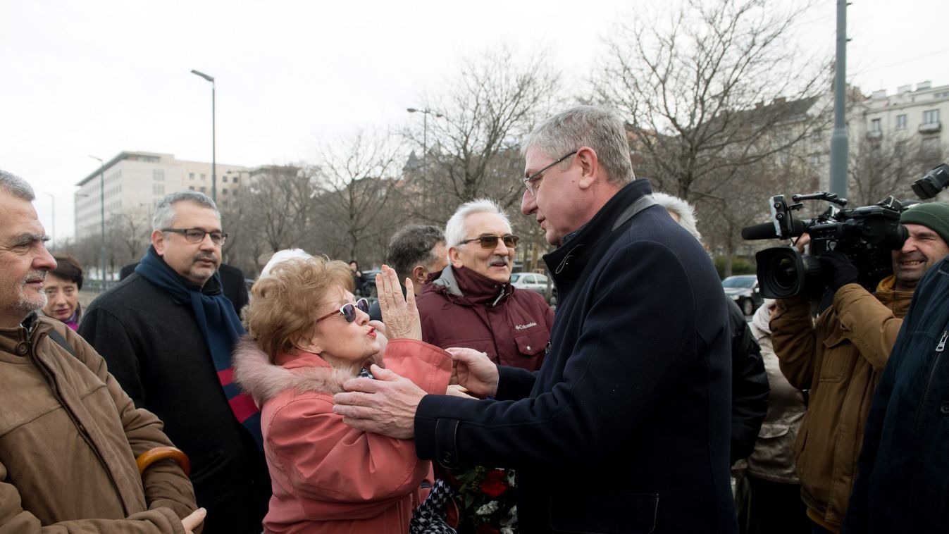 Követőik fogságában a baloldali miniszterelnökjelölt-aspiránsok