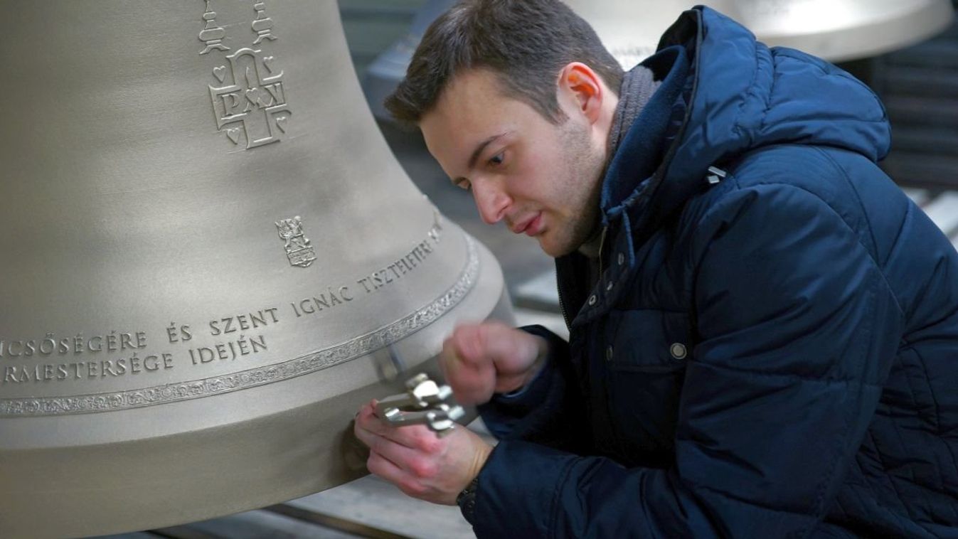 Vasárnap érkeznek Győrbe a bencés templom harangjai, amelyeket Ferenc pápa megáldott - fotók
