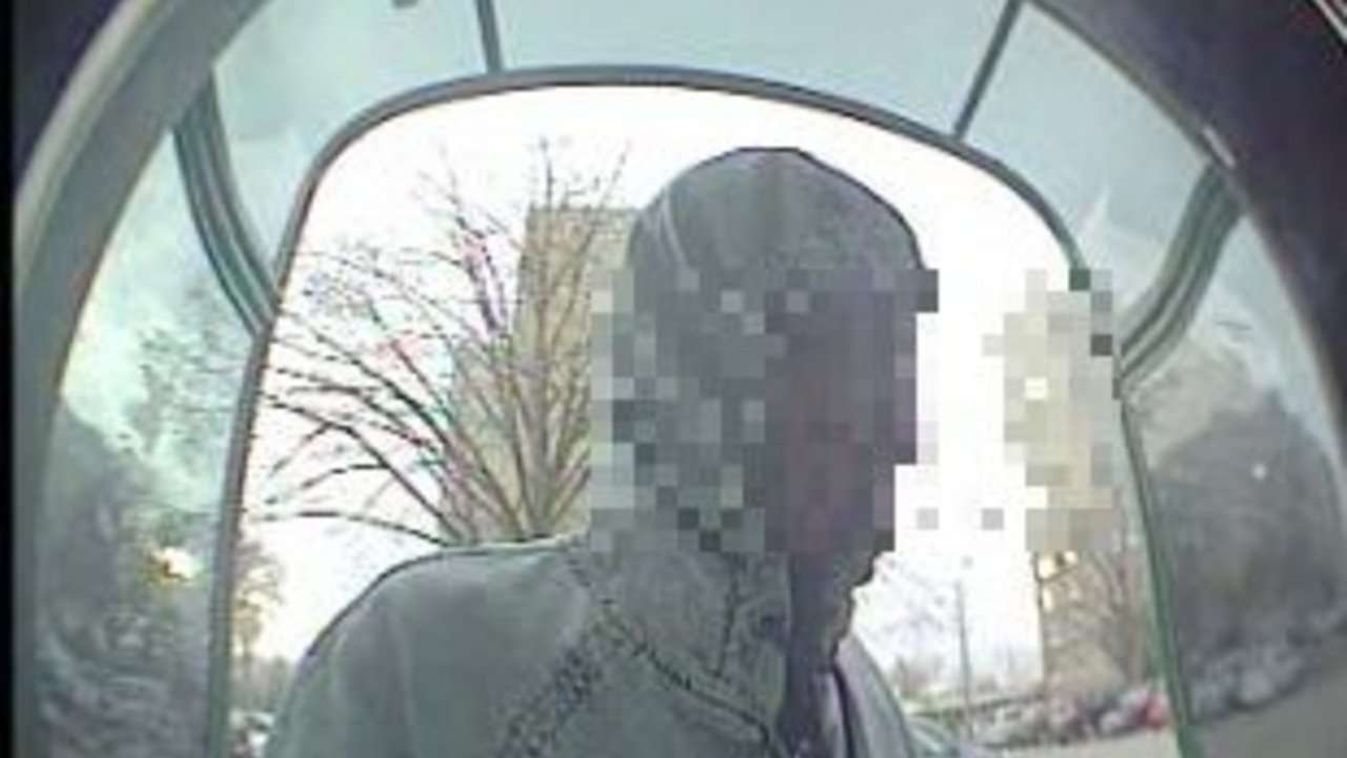Győri temető előtt parkoló kocsiból lopott egy férfi, felismeri? - fotó