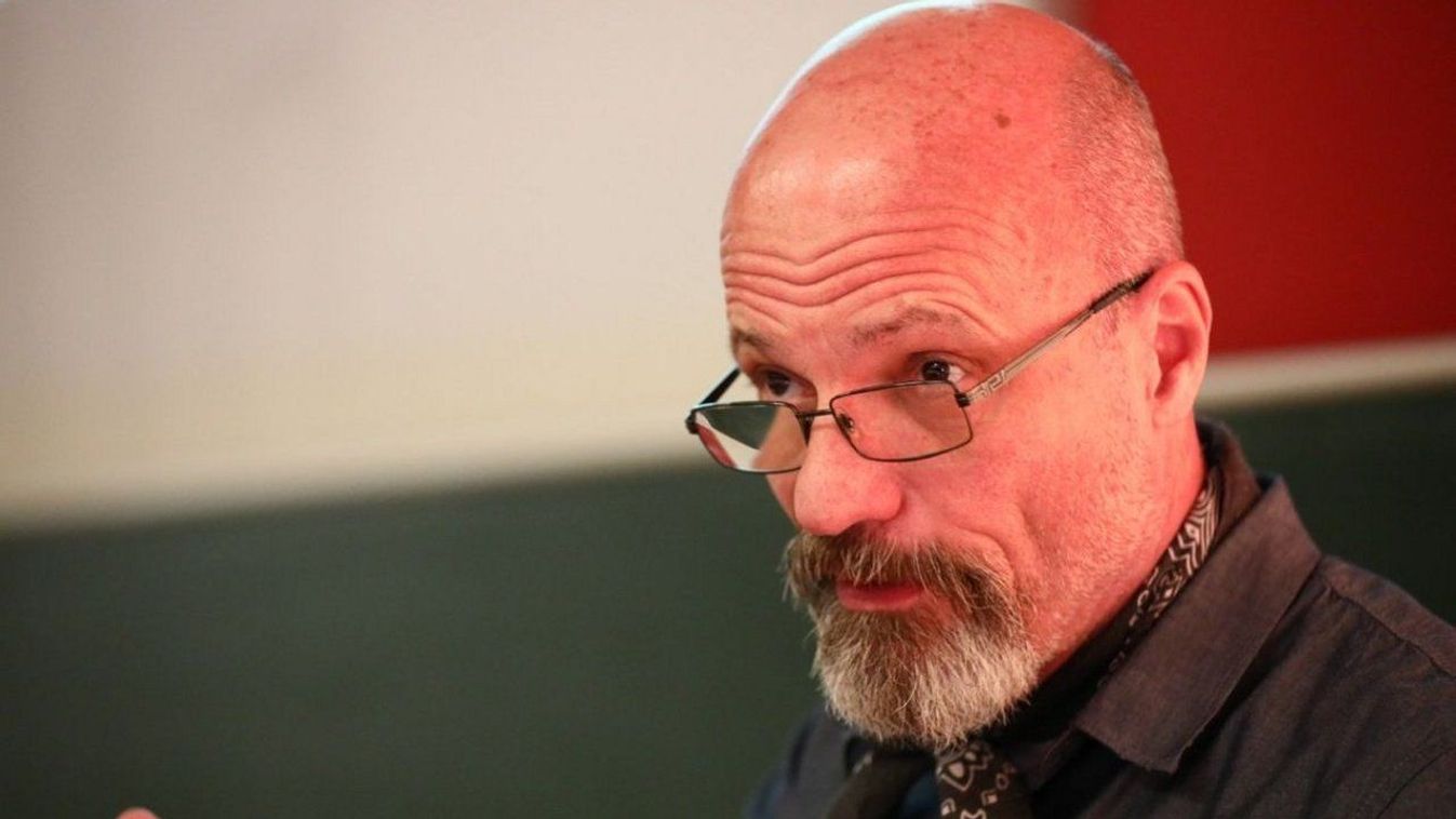"A 9,7 millió függő országa vagyunk" - Zacher Gábor Győrben tartott előadást