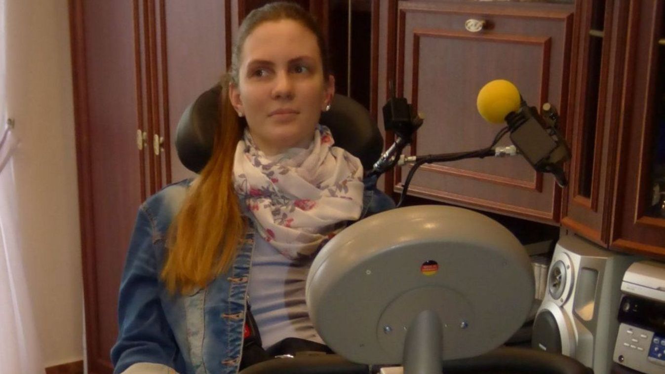 Gép edzi naponta a csornai Foki Niki lábait