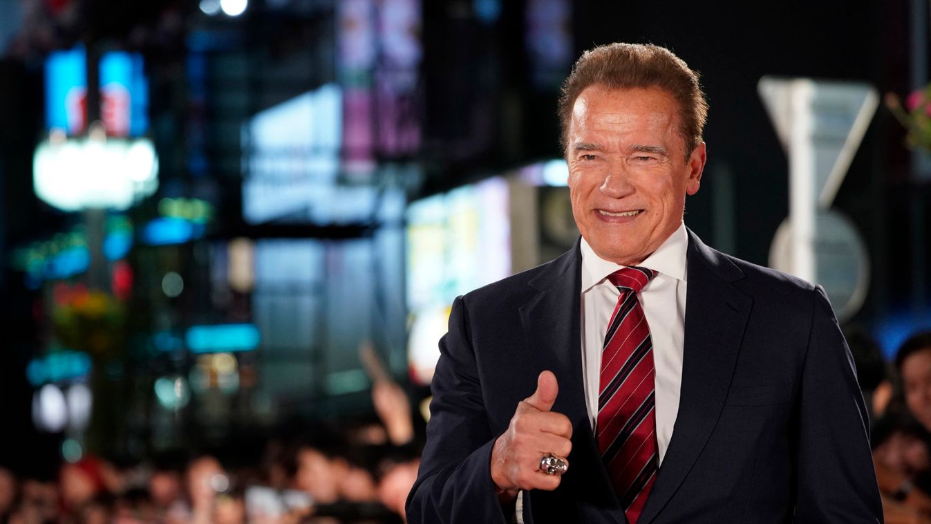 Véletlenül elkotyogta Arnold Schwarzenegger, mikor érkezik az unokája (videó)