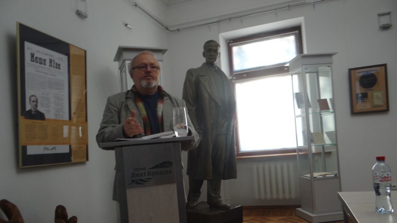 Belarusz színeket ragyogtatott fel a Napút