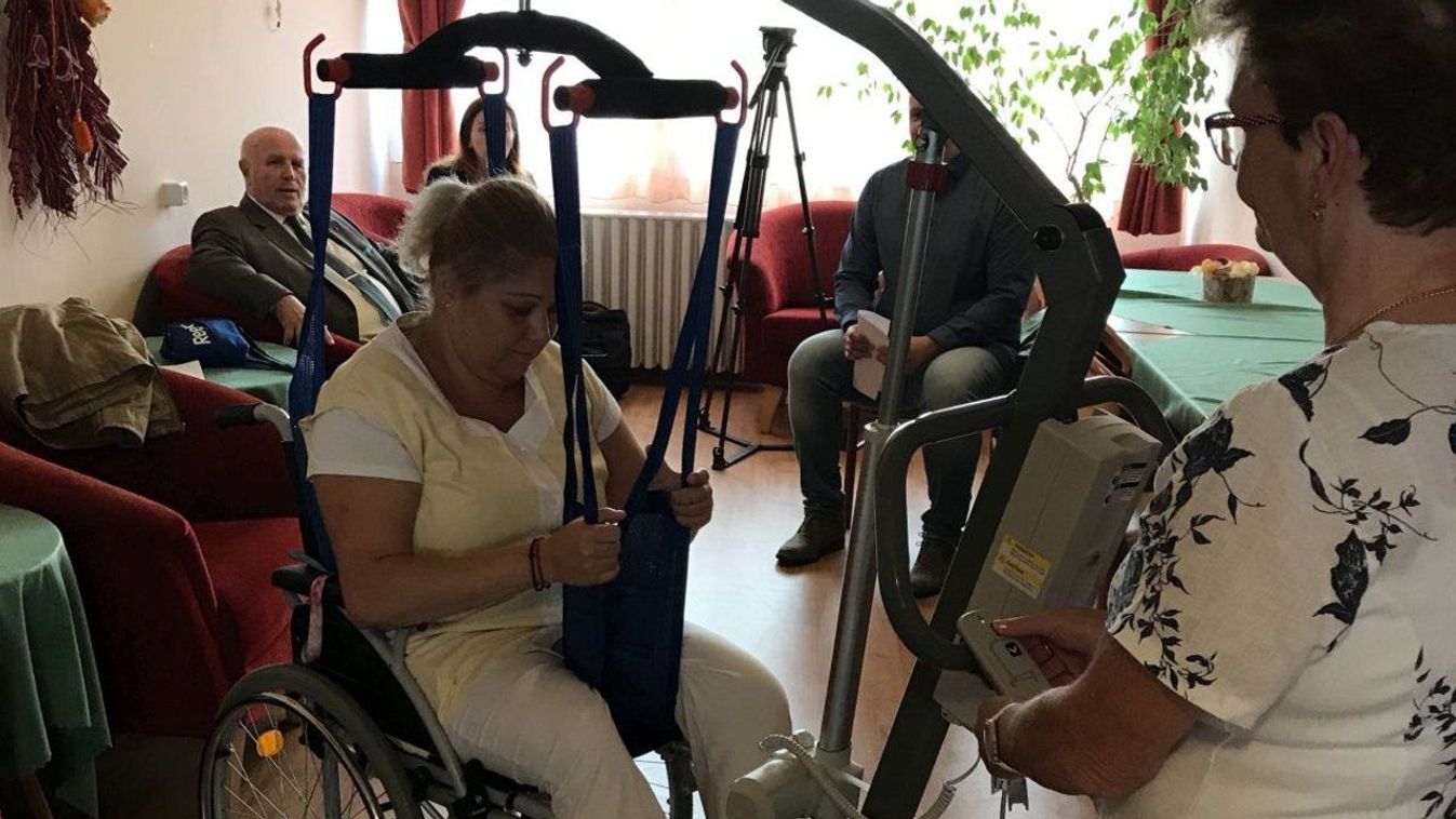 Elektromos betegemelő a Kálóczy téri idősek otthonának