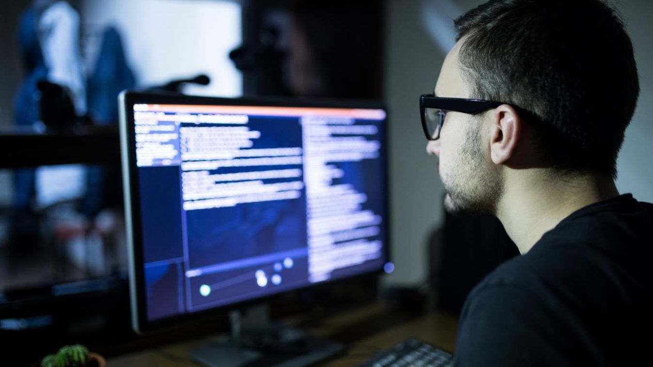 Kémfilmeket idéző módszerekkel lopott két magyar informatikus