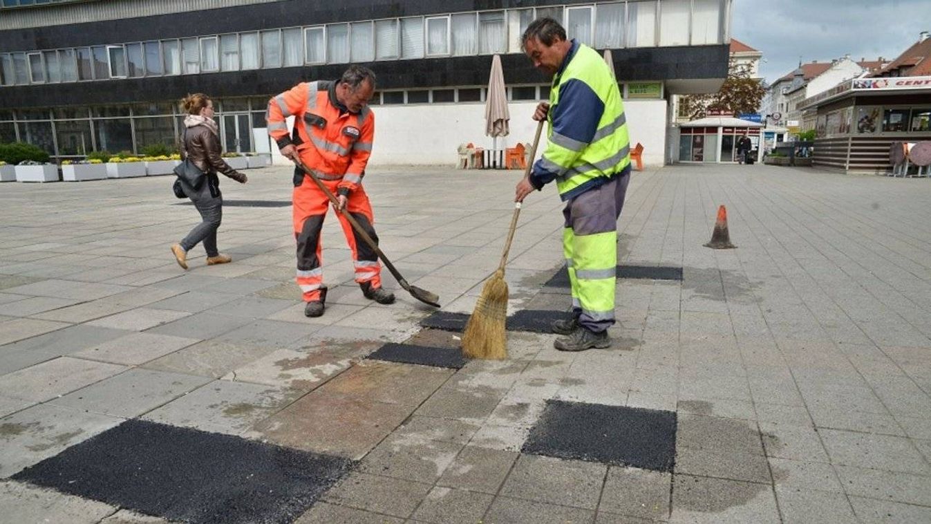 Jól látják: aszfalttal foltozzák ki a térkövek helyét Győrben