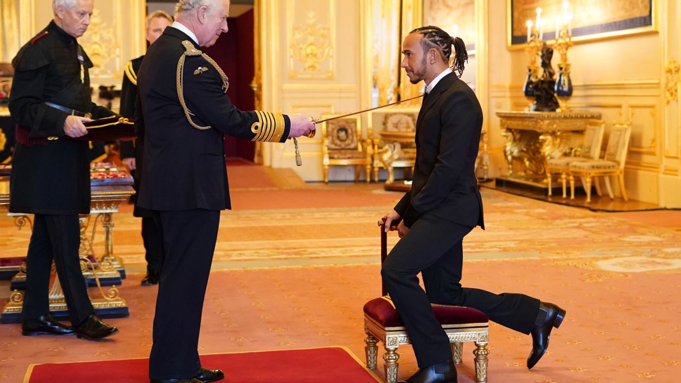 Lovaggá ütötték Lewis Hamiltont