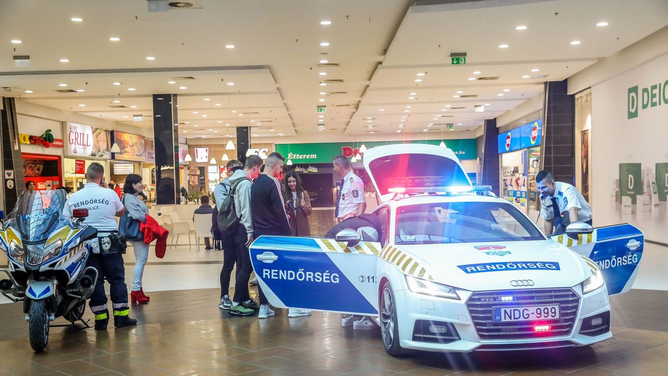 A rendőrség a győri Plázában tartott toborzást – TT és rendőrmotor villogott a bevásárlóutcán – galéria