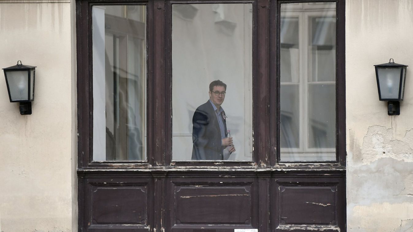 Családos, kispénzű embereket rúgnak ki Karácsonyék, miközben százmilliókat fizetnek nem dolgozó tanácsadóknak