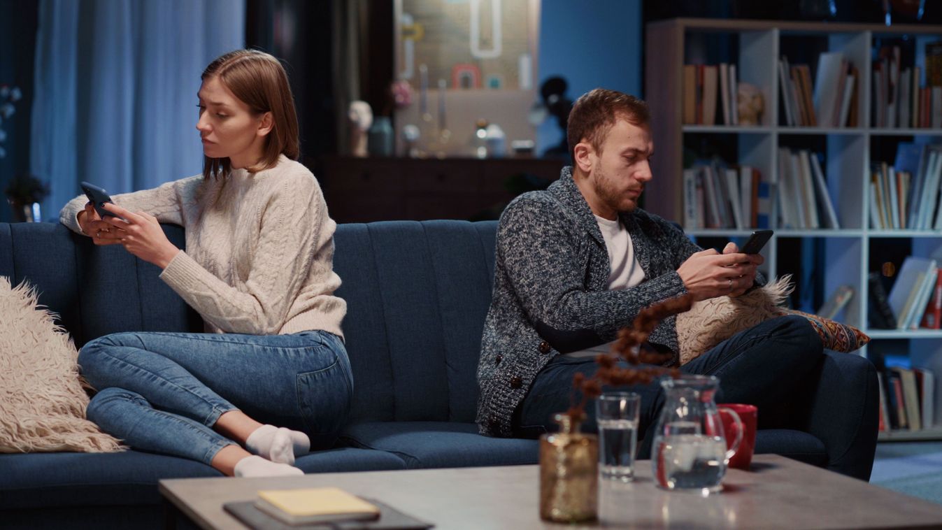 Komoly párkapcsolati problémákhoz vezethet a sok mobilozás