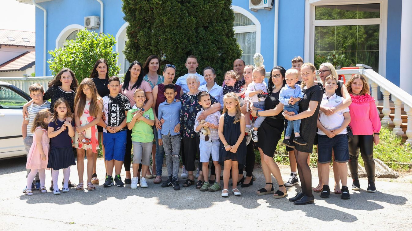 64 tagú családja ünnepelte a 85 éves Panni nénit Farádon