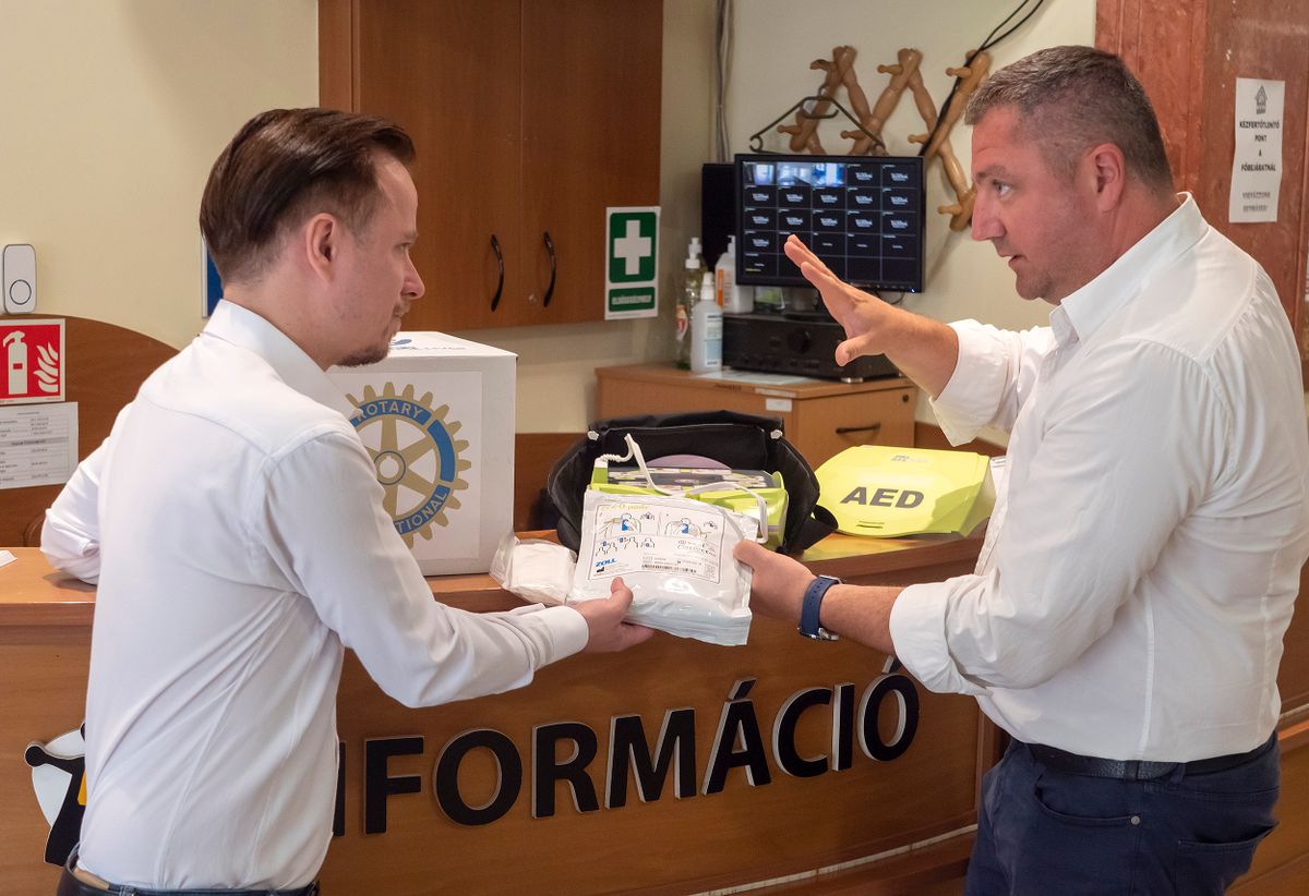 Defibrillátort adományozott a Rotary Club Sopron a GYIK Rendezvényház számára