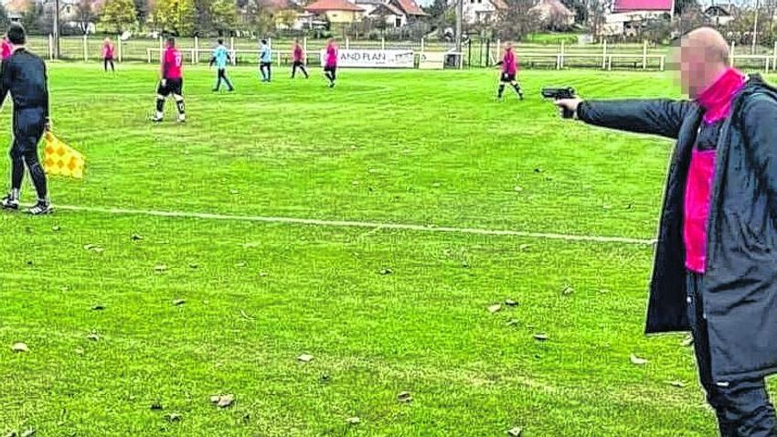 KISALFOLD – Football County – Un jugador de fútbol de Fakői apuntó con un arma al árbitro durante el partido