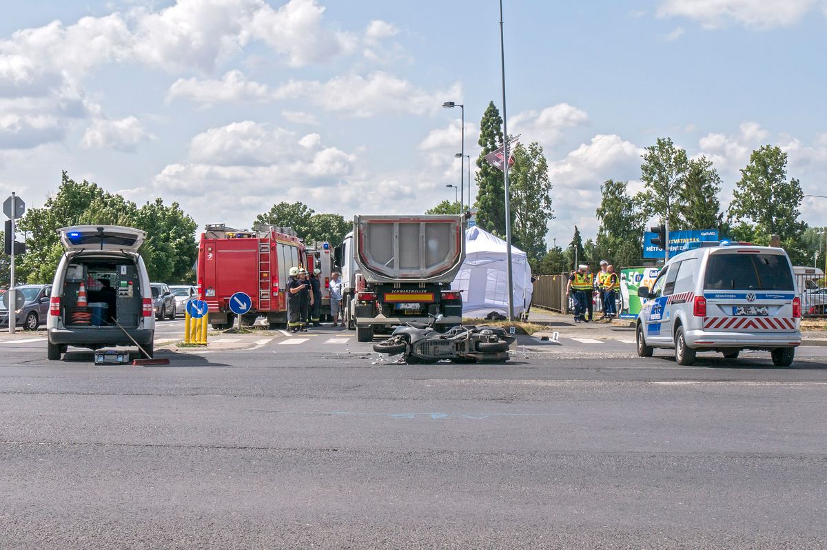 Motoros, teherautó baleset a Győri úton.