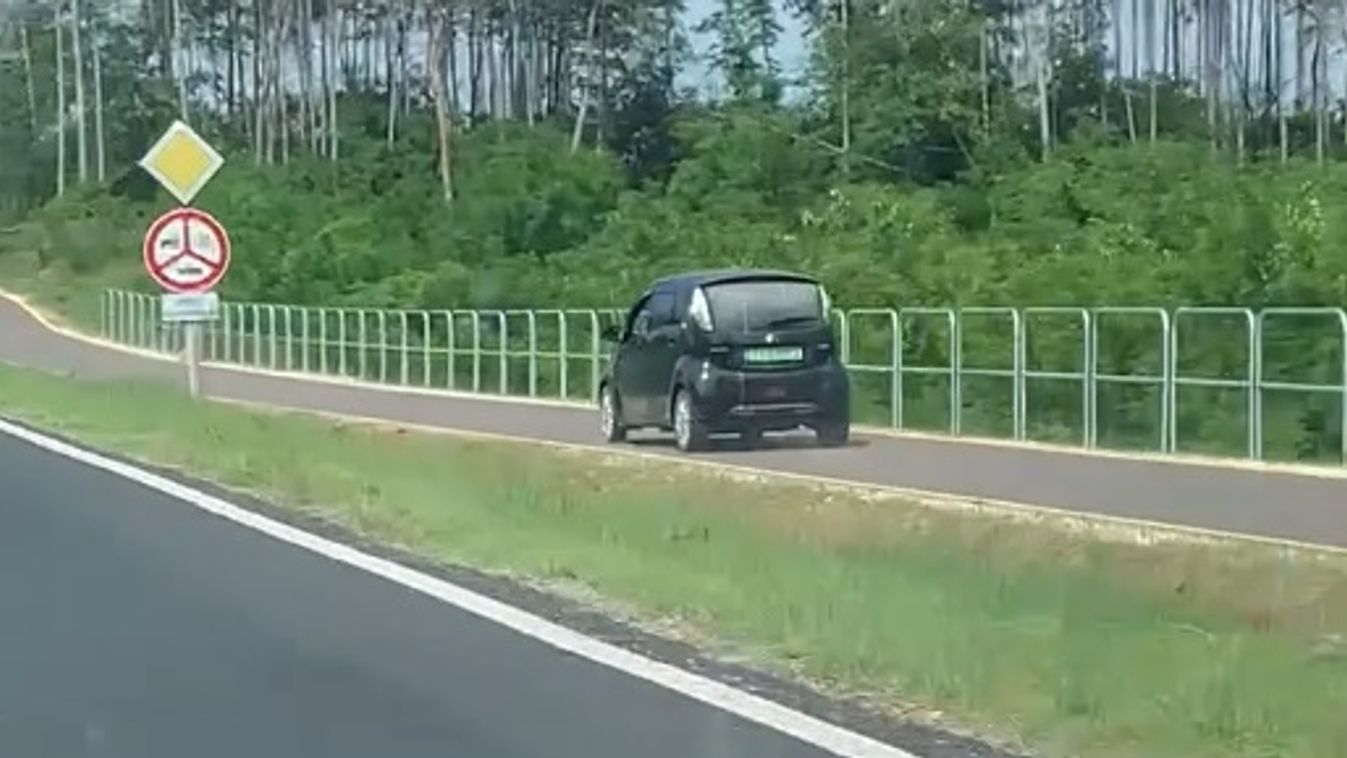 Négy keréken a kerékpárúton - Hajmeresztő felvétel a Győr-Komárom közötti szakaszon