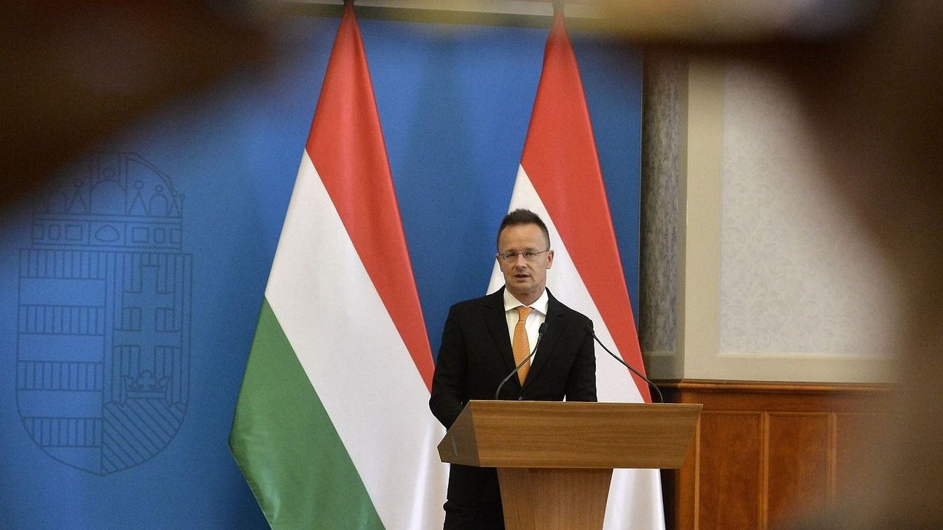 Szijjártó: a békepárti politikusoknak rendre támadásokkal kell szembesülniük