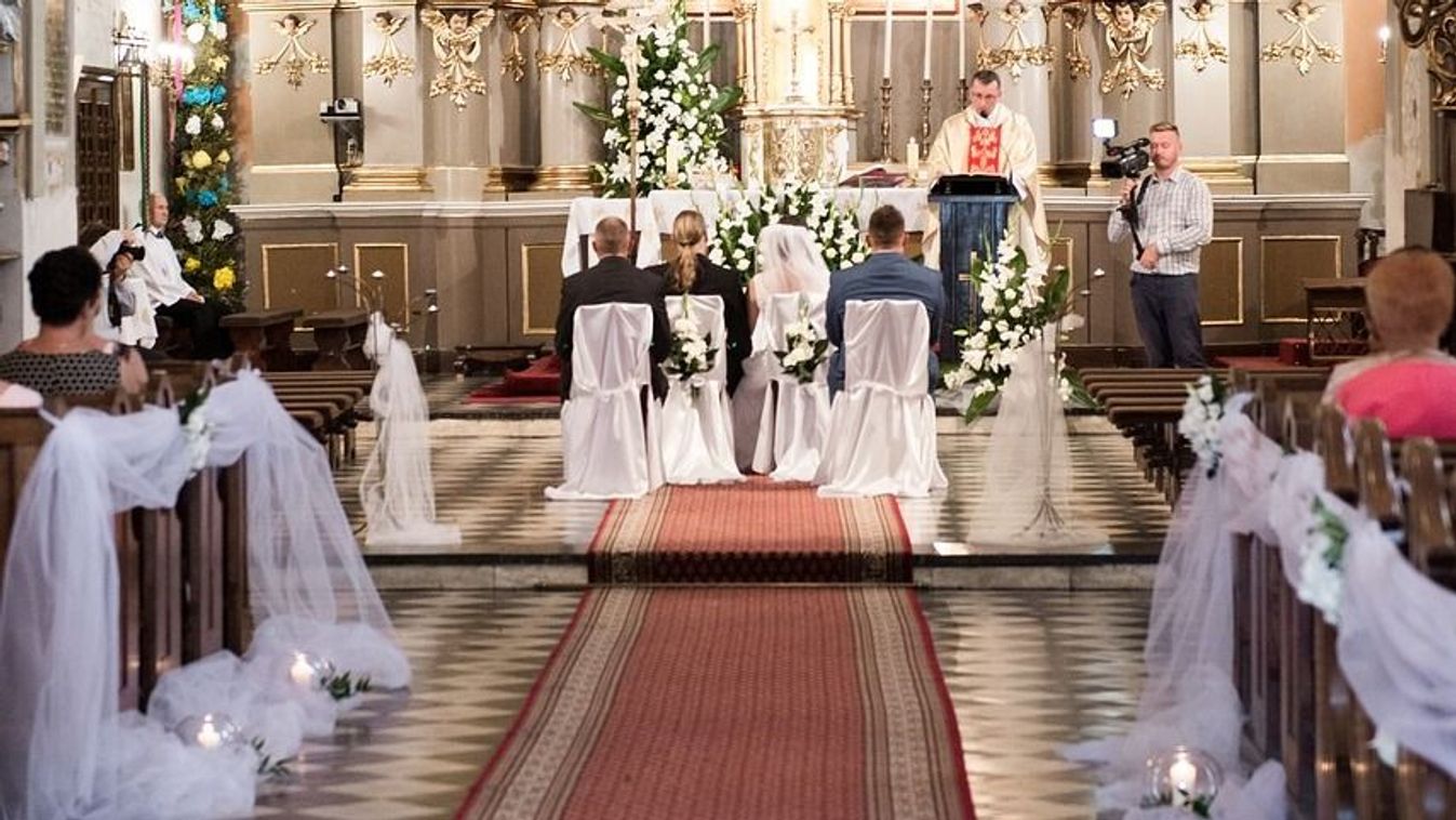 Jubiláló házaspárokat köszöntenek a győri Püspökvárban