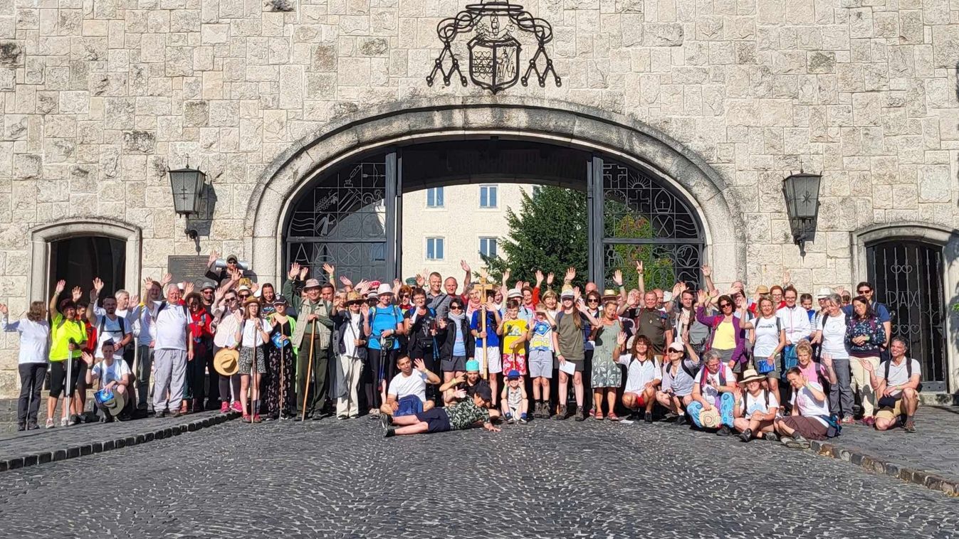 Véget ért a Szent Benedek zarándoklat, Győrből Tihanyba sétáltak a zarándokok