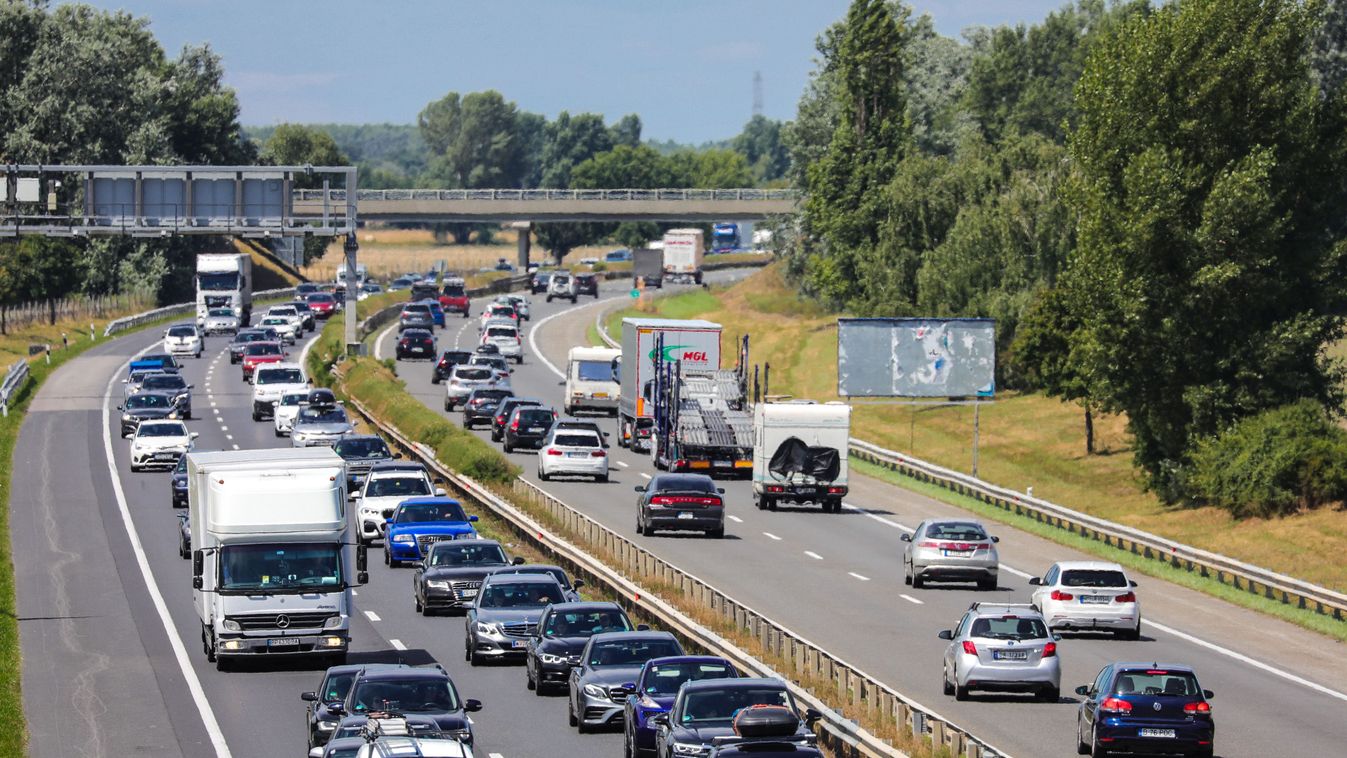 Végtelen kocsisor - Fotókon mutatjuk, milyen erős a forgalom szombaton az M1-es autópálya győri szakaszán