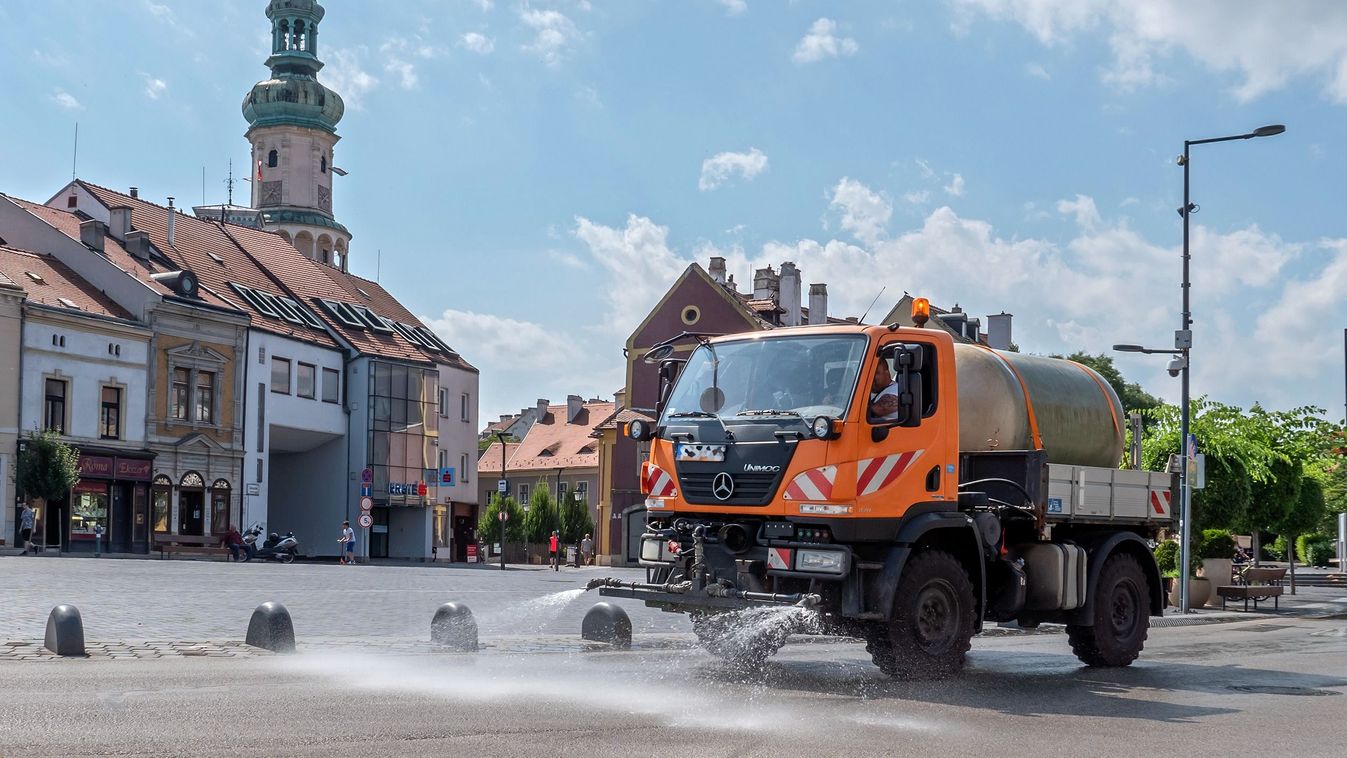 Locsolják az utcákat Sopronban