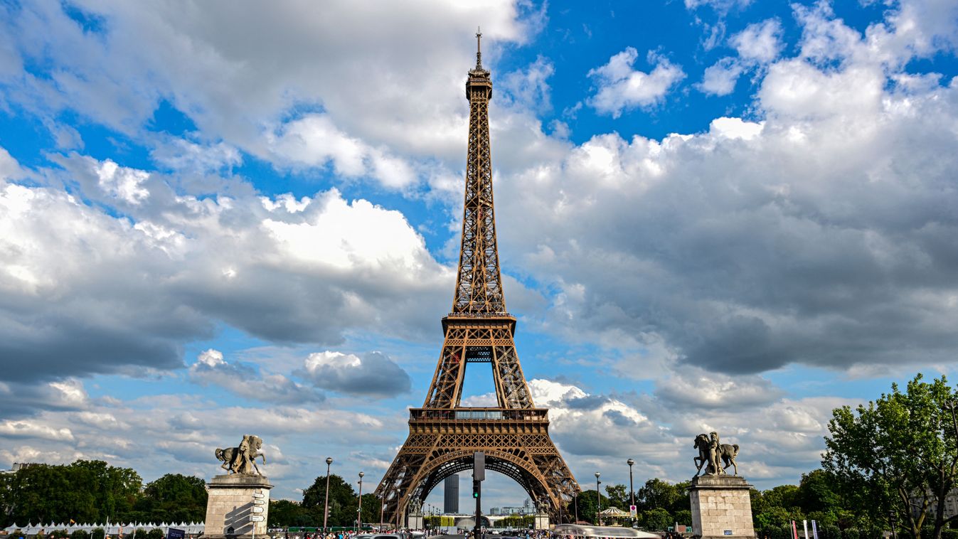 Ellepték a rendőrök az Eiffel-tornyot, kiugrott egy ember