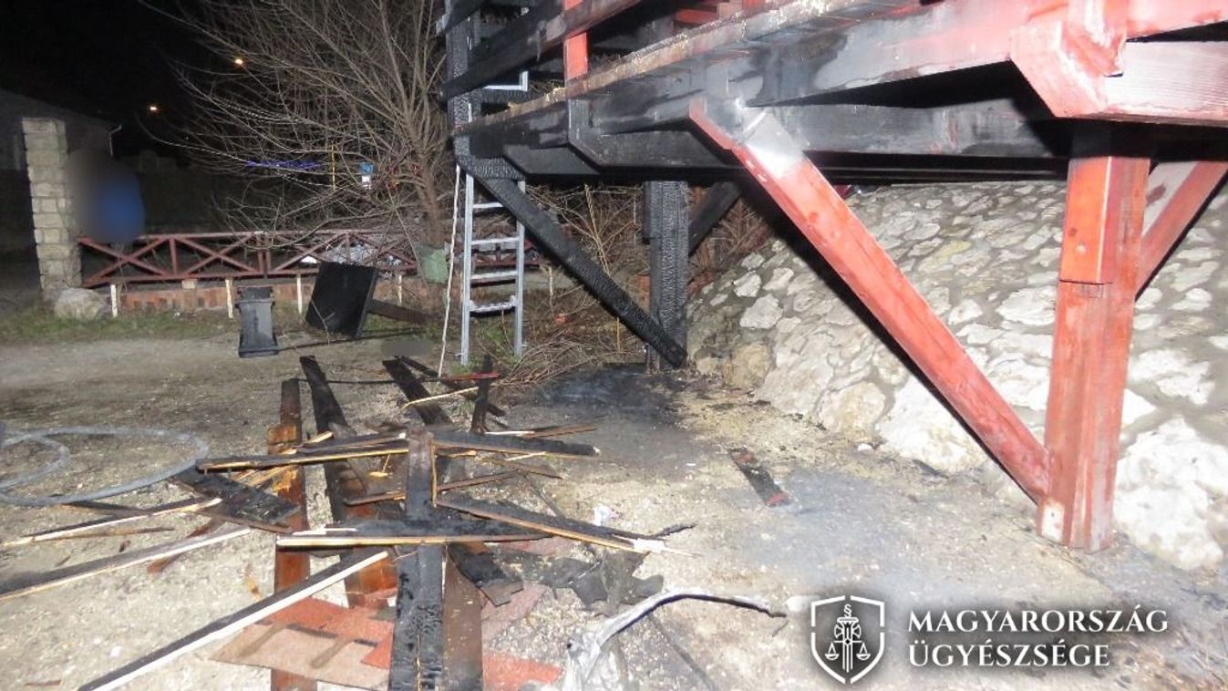 Ittasan, meztelenül lángokba borított egy győri pizzériát a 37 éves férfi - fotók