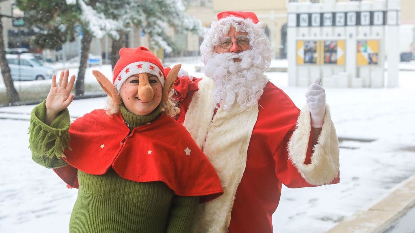 Manó és Mikulás lepte meg a győri színház társulatát és dolgozóit- fotók