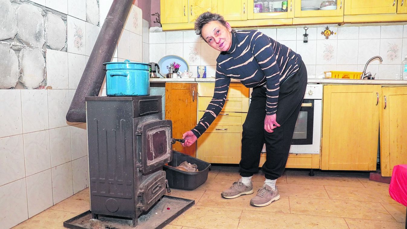 Tűzifával és fényben könnyebb átvészelni a telet - A Jóakarat Hidja segített a győri asszonynak