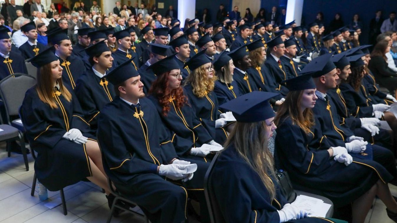 Mérnökök vették át diplomájukat Győrben a Széchenyi-egyetemen - fotók