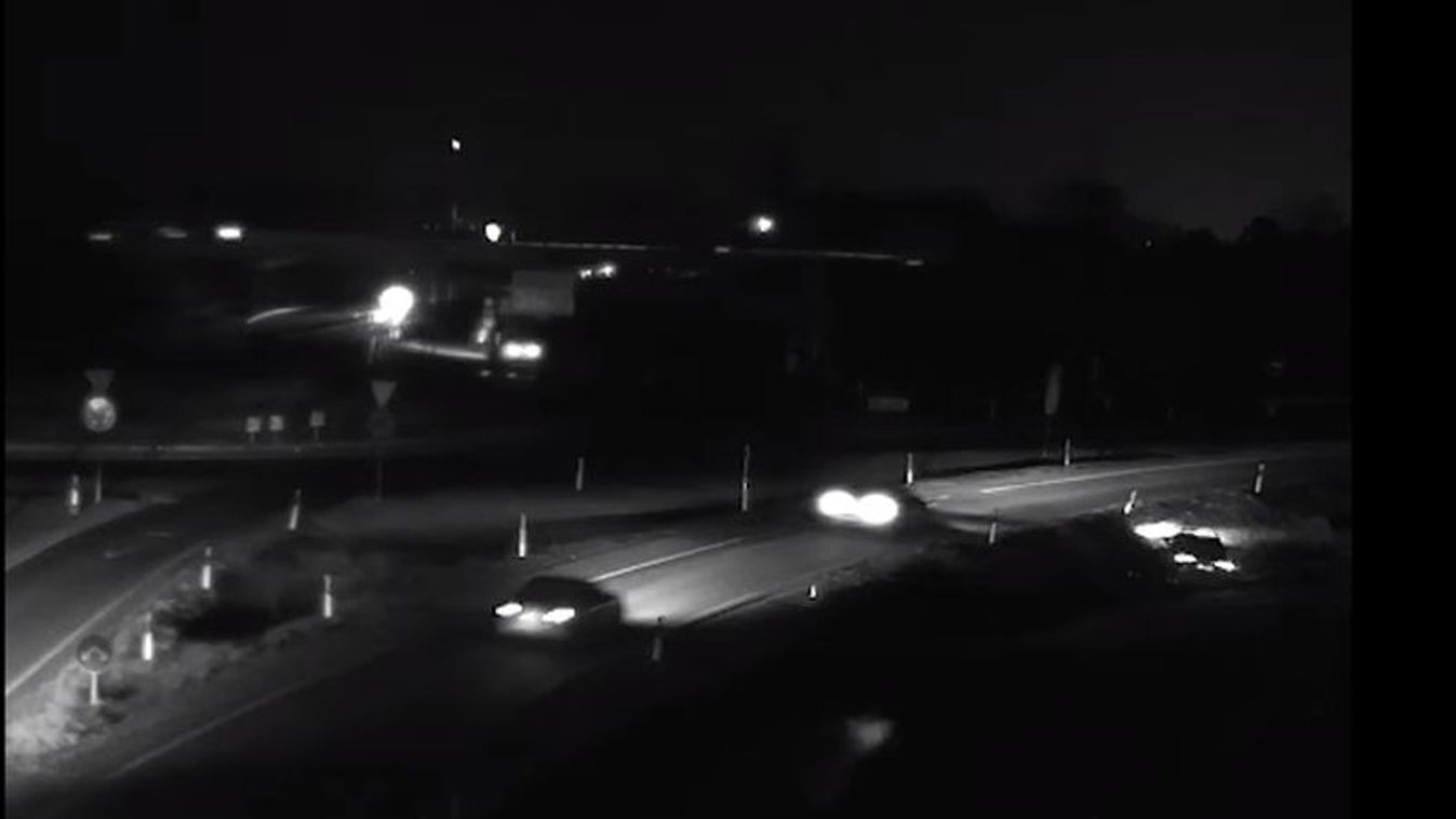 Nem álltak meg segíteni - Videón, ahogy árokba hajtott egy sofőr a M1-es és M85-ös győri csomópontjában