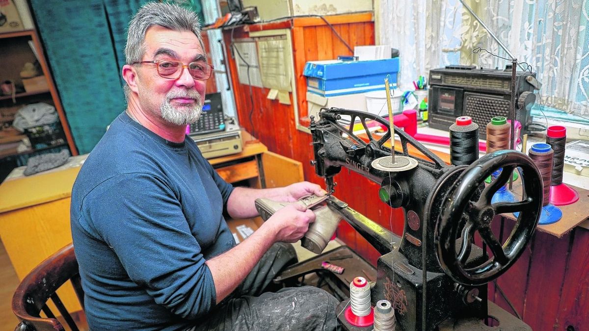 Újjávarázsolni a lábbelit - Negyven éve forog a győri cipész varrógépe