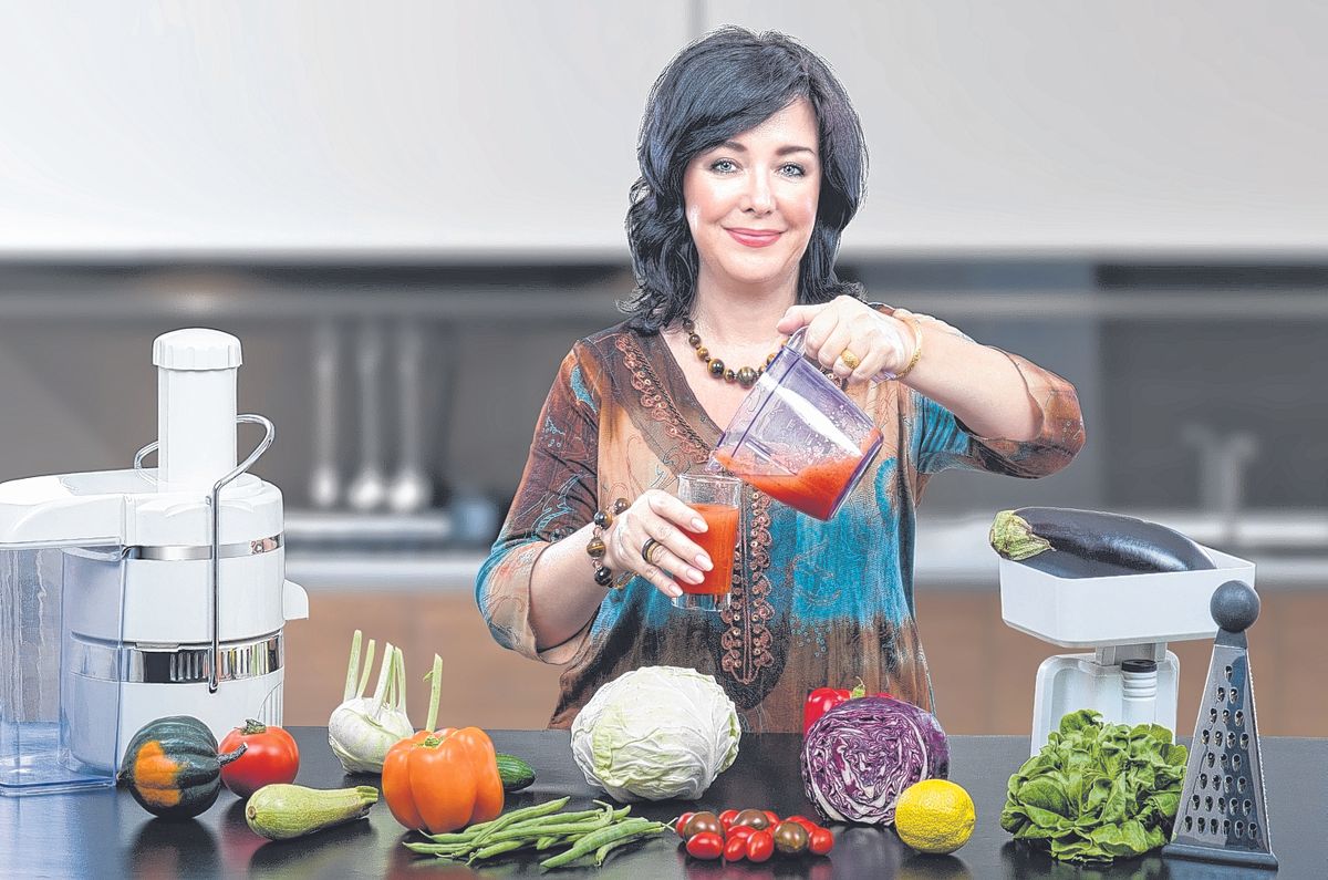 Black,Haired,Confident,Nutritionist,Is,Showing,How,To,Make,Own