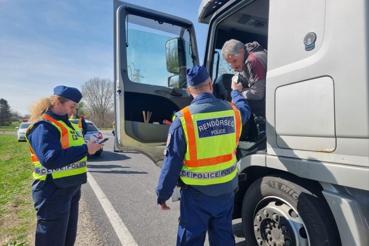 Akció az M1-es autópályán – kiválasztott gépjárműveket ellenőriztek a Győr-Moson-Sopron Vármegyei Rendőr-főkapitányság Határrendészeti Osztályának beosztottjai, a társszervek bevonásával.