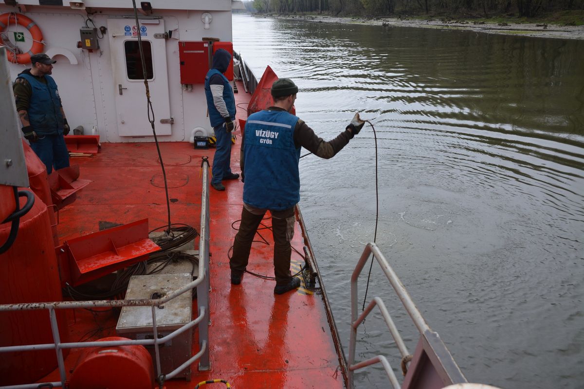 Bóják a Dunán – Az Észak-dunántúli Vízügyi Igazgatóság Műszaki Biztonsági Szolgálata az idei évben is elvégzi a hajóút kitűzését a Mosoni-Dunán.