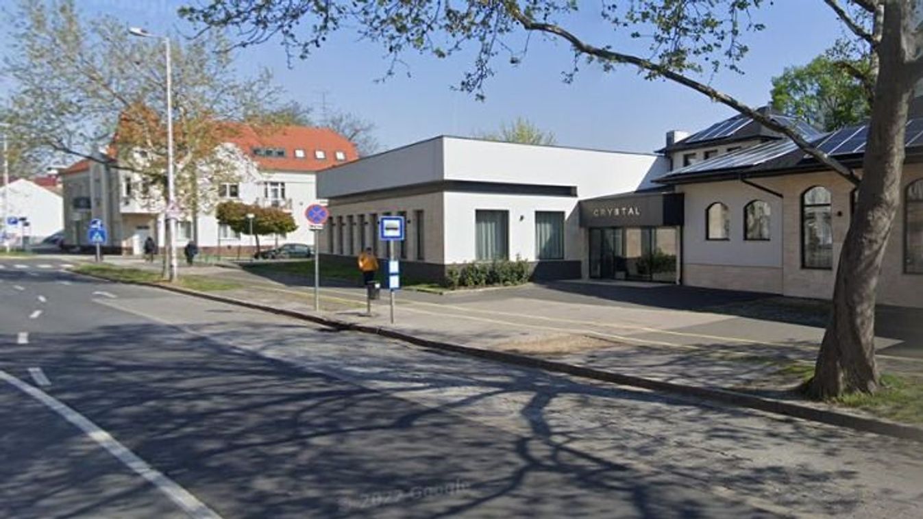 Költözik egy győri buszmegálló