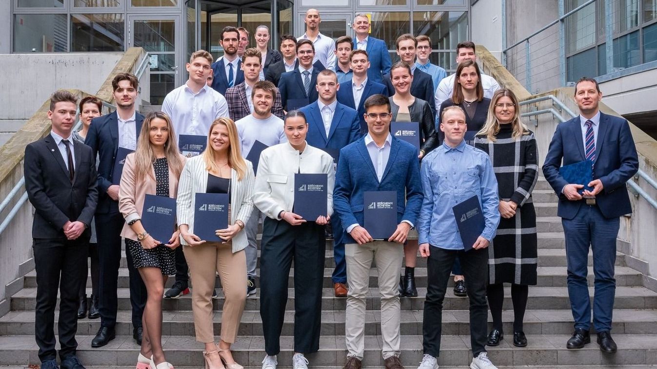 Közel ötvenen nyerték el a Hallgatói és az Élsportolói Ösztöndíjat a Széchenyi István Egyetemen Győrben - fotók