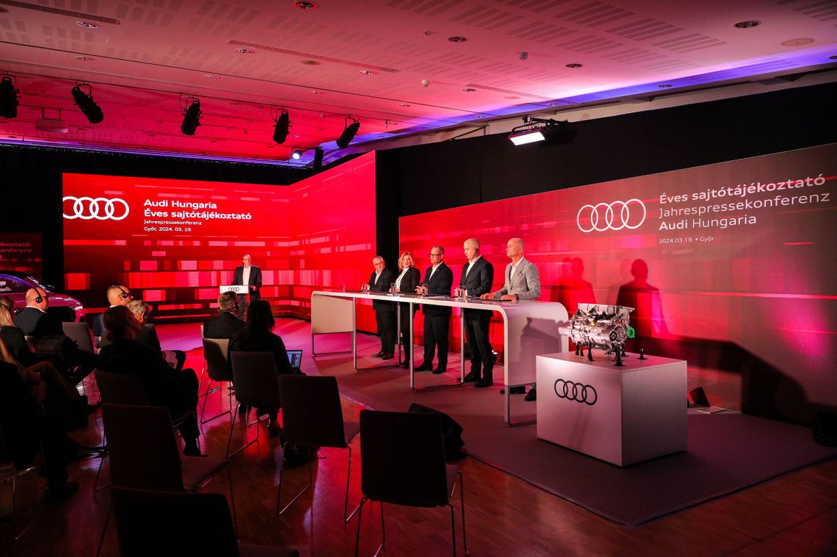 Újságírói kérdésekre választoltak az Audi Hungaria igazgatóságának tagjai - Robert Buttenhauser, motorgyártásért, Németh Kinga személyügyért és szervezetért felelős tag, Michael Breme elnök, dr. Patrick Heinecke Dr. Patrick pénzügy, beszerzés, IT és compliance területekért, valamint Les Zoltán járműgyártásért felelős tag. 