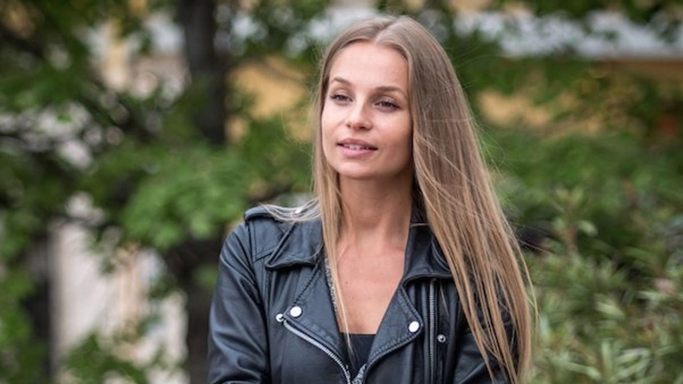 Iszak Eszti félidőnél jár, megmutatta a pociját