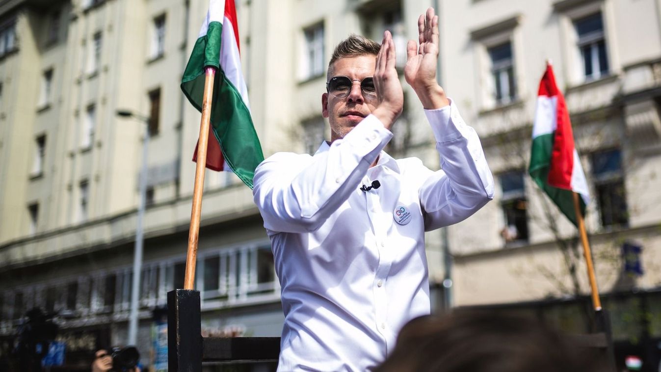 Magyar Péter mögött megjelent a datadatos csapat, majd hirtelen el is tűnt