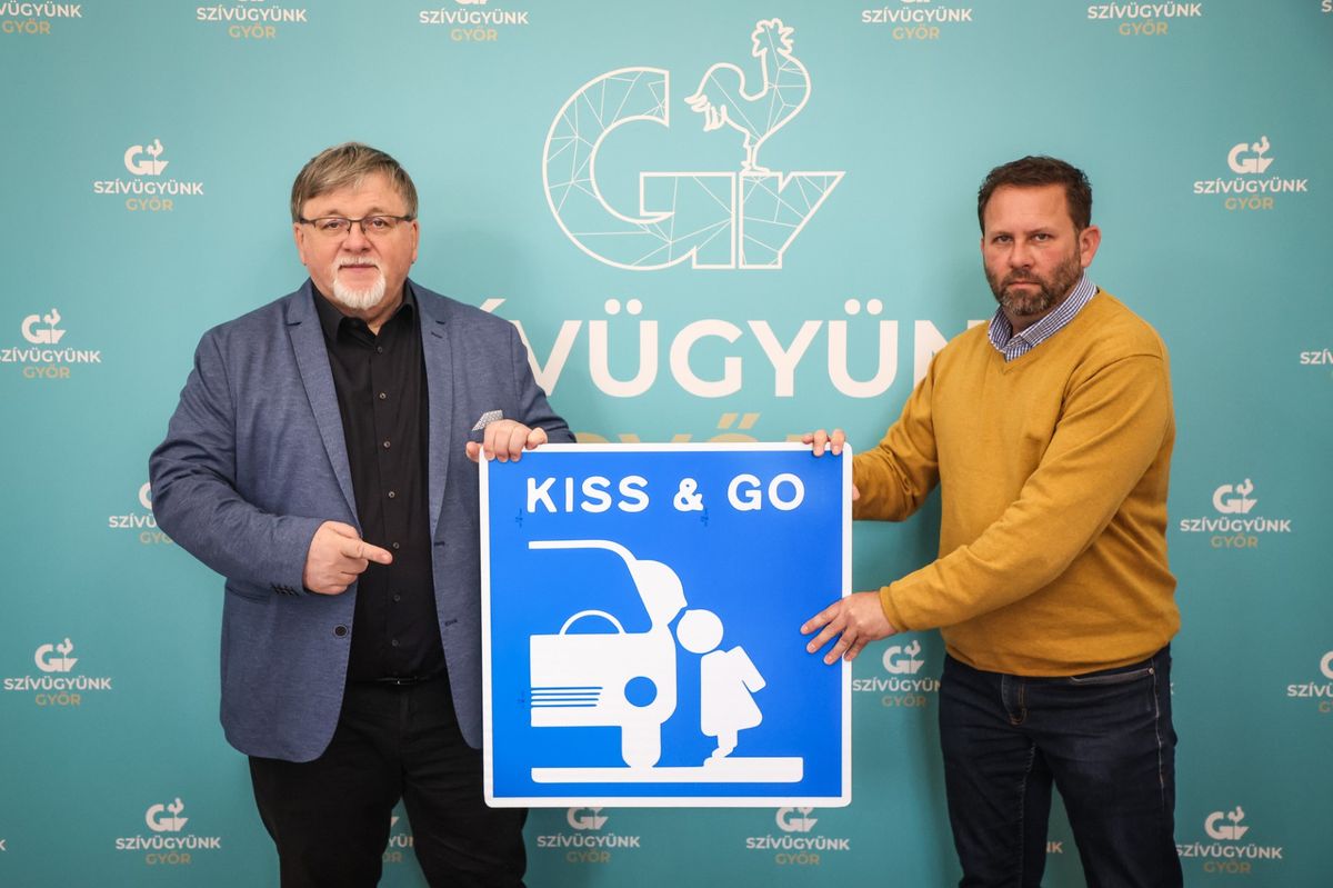 Pénteken helyezik el a Kiss&Go táblákat városszerte. A felvételen Dézsi Csaba polgármester és Máthé-Tóth Péter, az útkezelő szervezet vezetője. 
