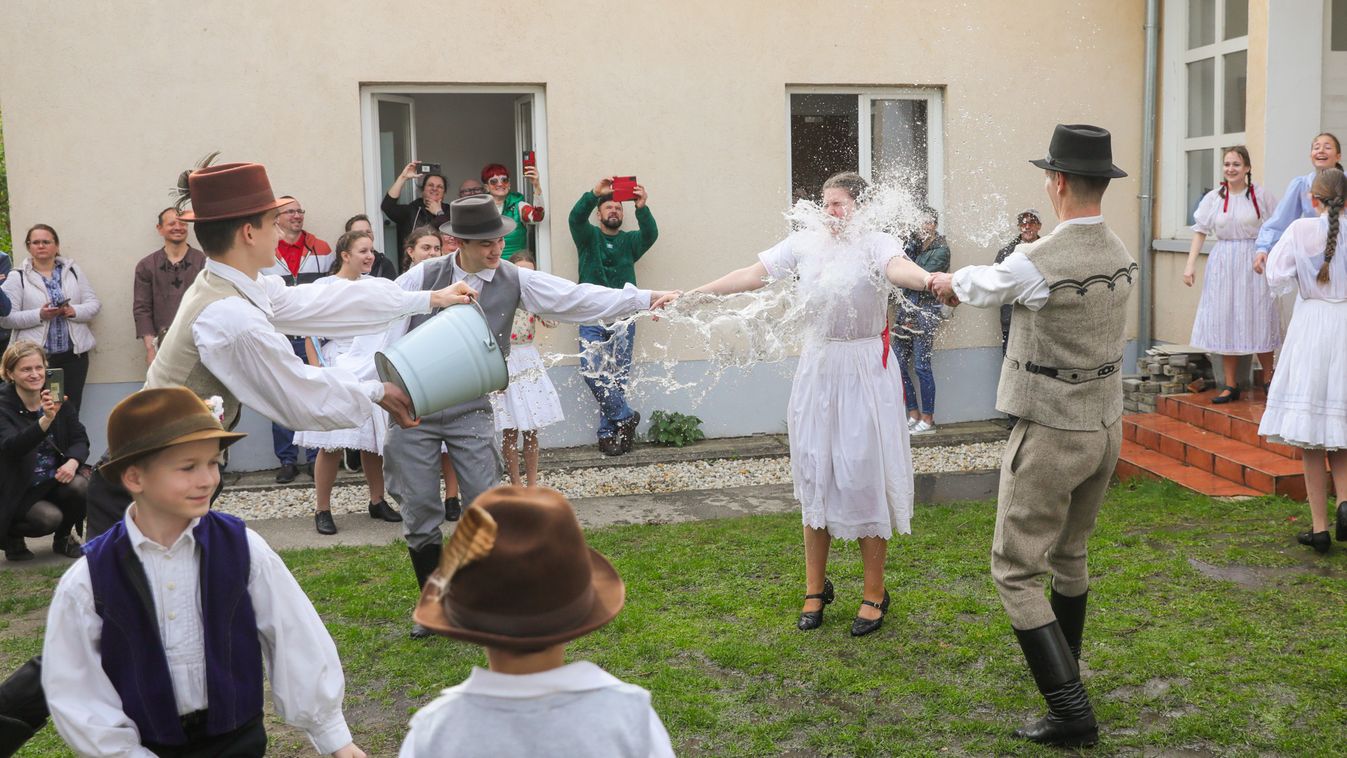 Vödörből locsolták a lányokat Győrújbaráton - XXL-galéria